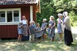 Mormor förhör sina gråsparvar
